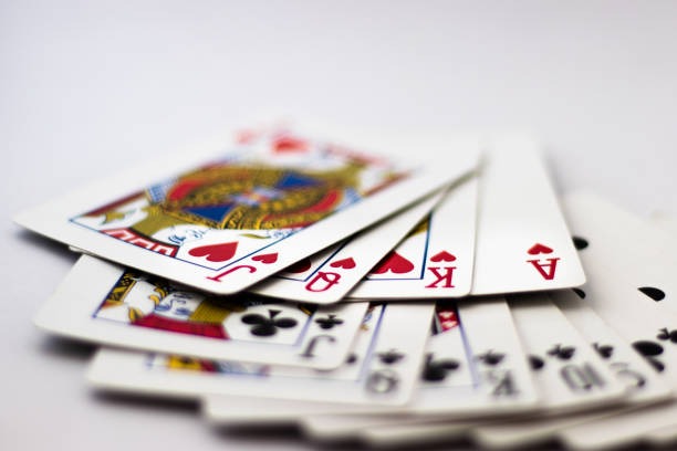 Mobile card game interface showing bet placement and live chat